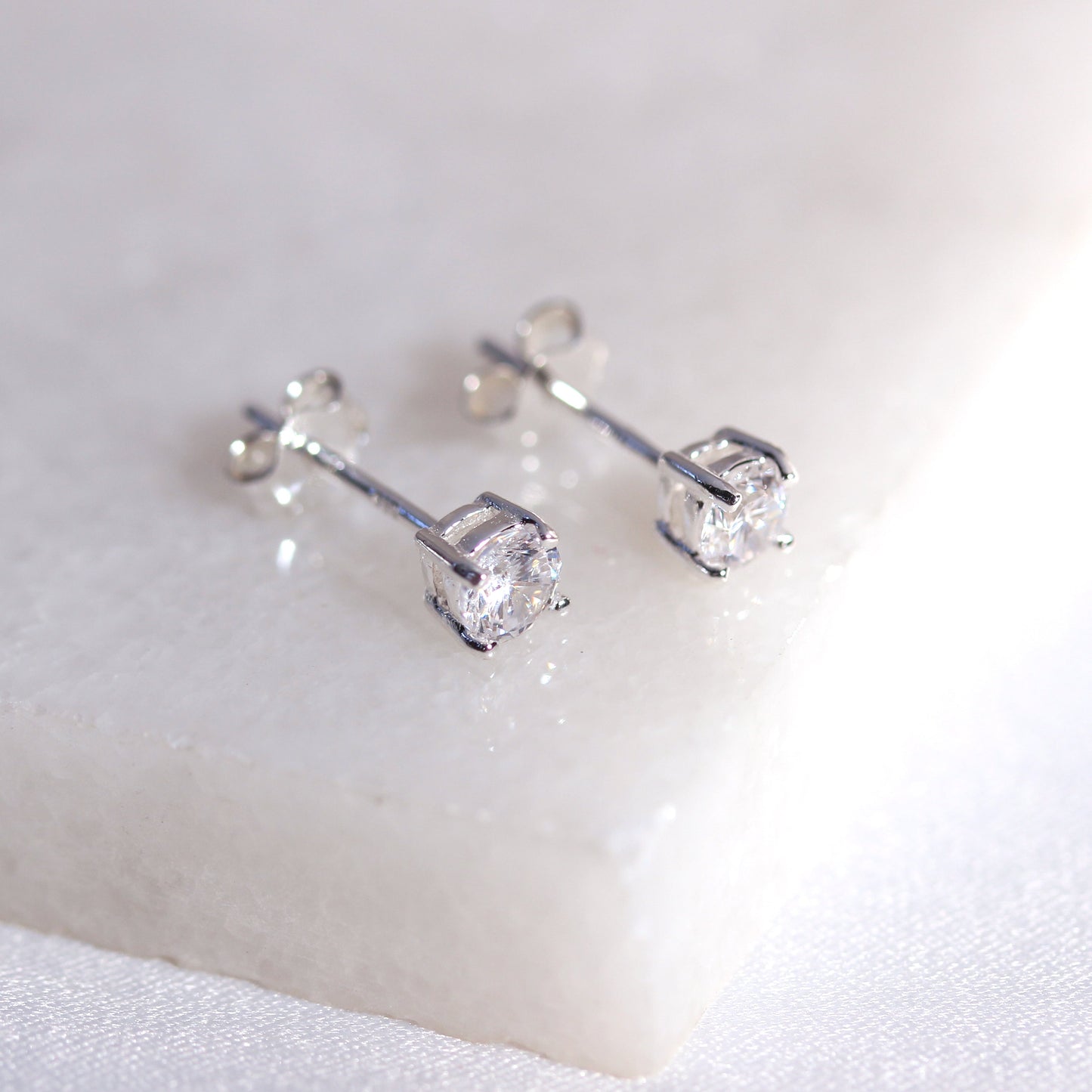 Sterling Silver CZ April Birthstone Claw 4mm Stud Earrings