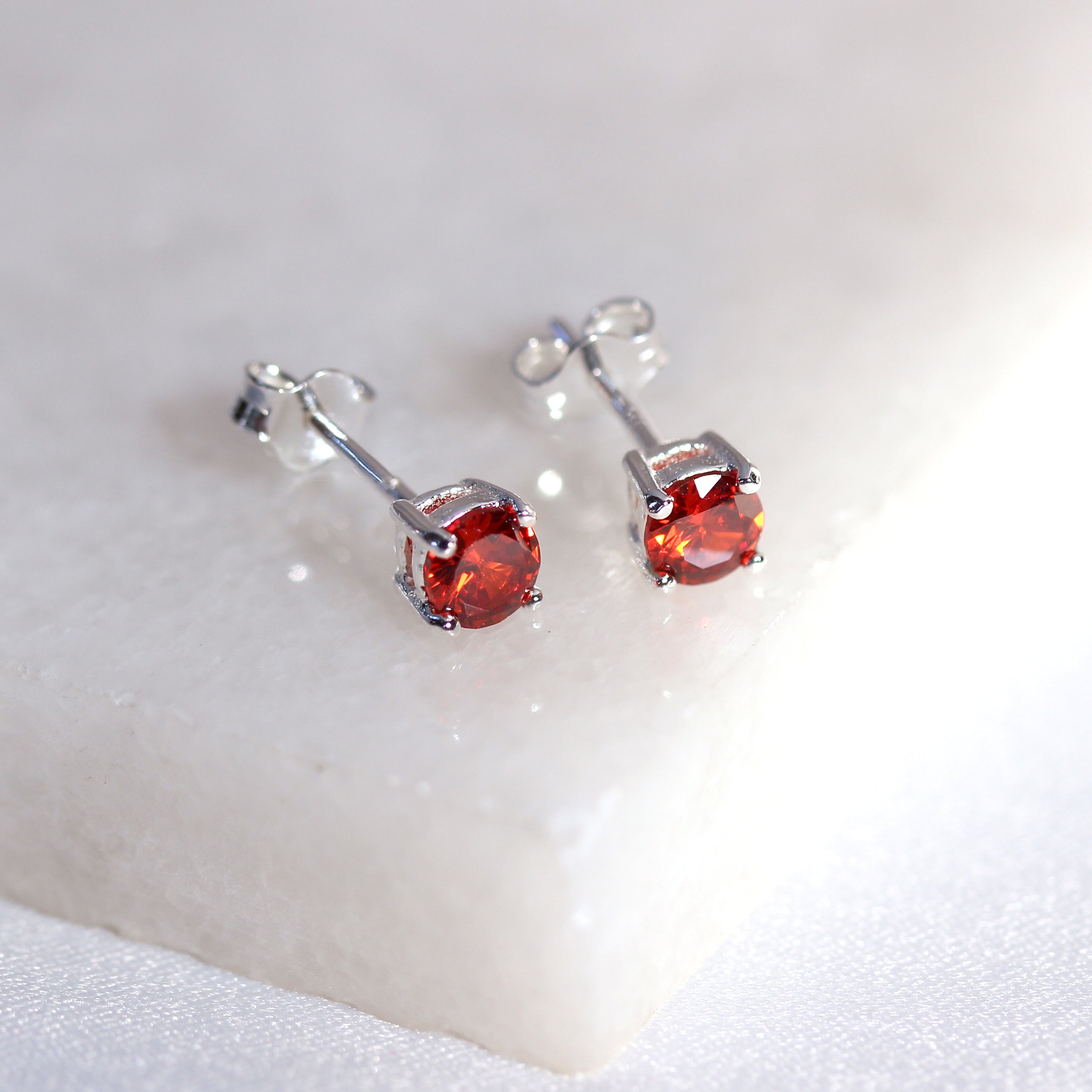 Sterling Silver Garnet CZ Birthstone Claw 4mm Stud Earrings