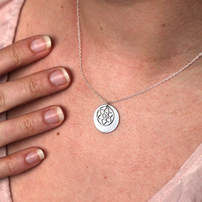 Sterlingsilber März Narzisse Geburtsblume & 18mm Gravierbar Namensschild Halskette 14 - 56cm
